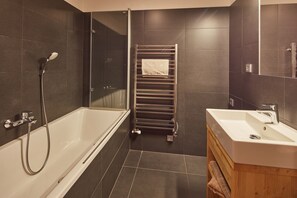 Departamento, 2 habitaciones (2) | Baño | Regadera, amenidades de baño gratuitas, secadora de cabello, toallas 