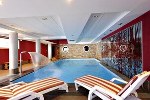 Piscina interna, funciona das 10h às 19h, espreguiçadeiras