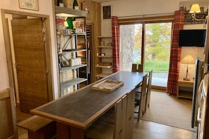 Family Apartment, 2 Bedrooms, 2 Bathrooms, Slope side | Living area | 32-inch flat-screen TV with cable channels, TV, iPod dock - RisoulSki Antarès (Risoul)