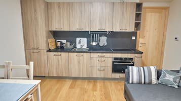 Apartment, 2 Bedrooms (I) | Private kitchenette | Fridge, microwave, oven, stovetop