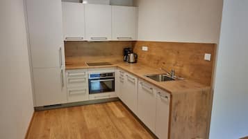 Apartment, 2 Bedrooms (G) | Private kitchenette | Fridge, microwave, oven, stovetop