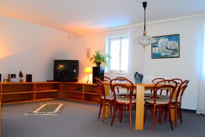 Apartment, 3 Schlafzimmer, Terrasse | Wohnbereich | Fernseher