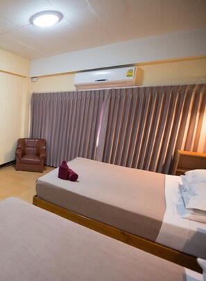 In-room safe, soundproofing, free WiFi, bed sheets