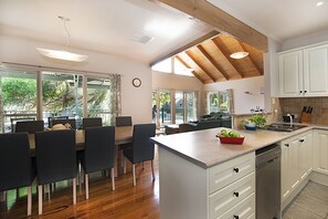 House, 4 Bedrooms | In-room dining