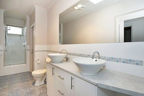 House, 4 Bedrooms | Bathroom - Poolside Sorrento (Sorrento)