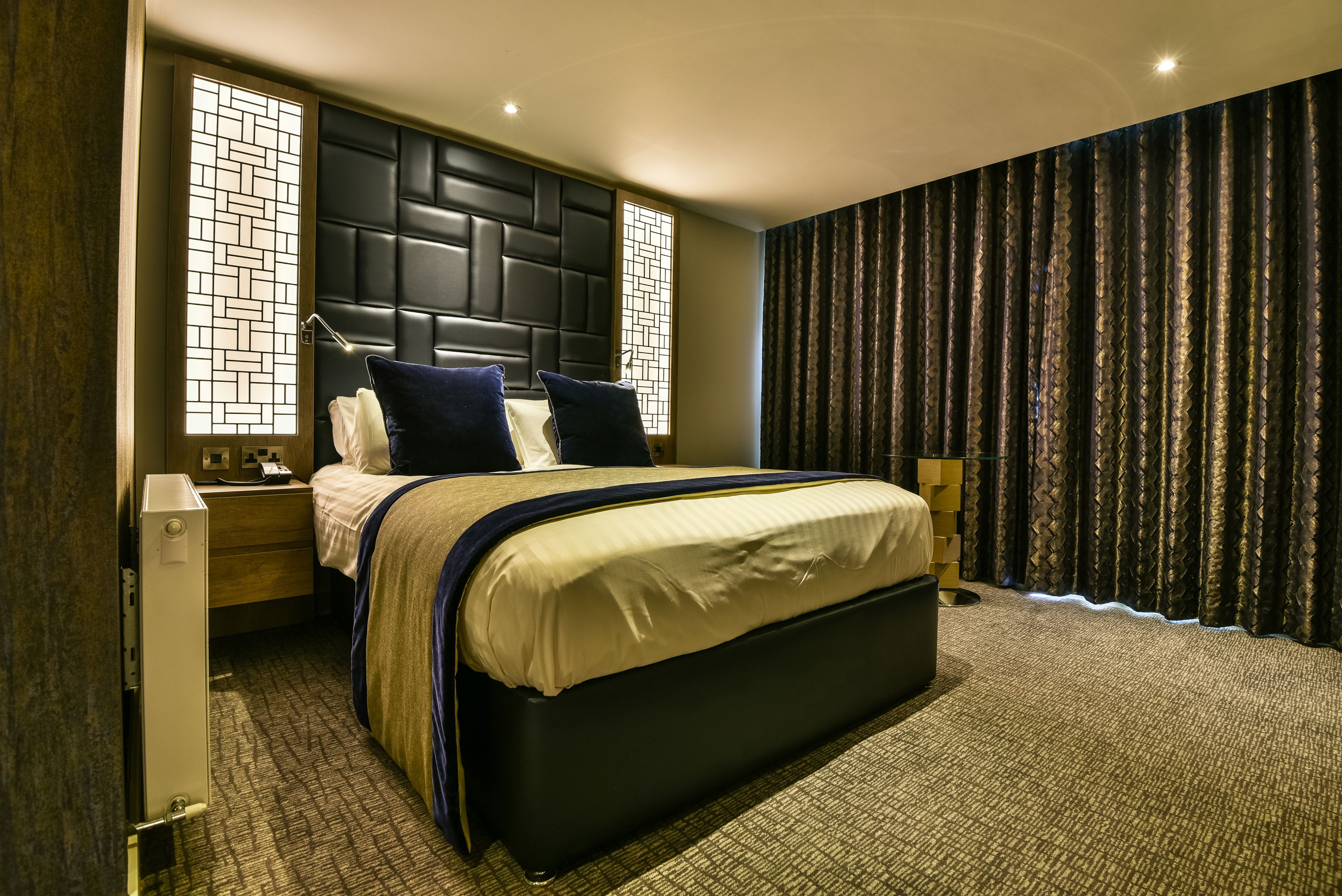 classic double room | in-room safe, free wifi, bed sheets