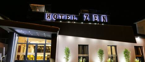 Fachada da propriedade à noite