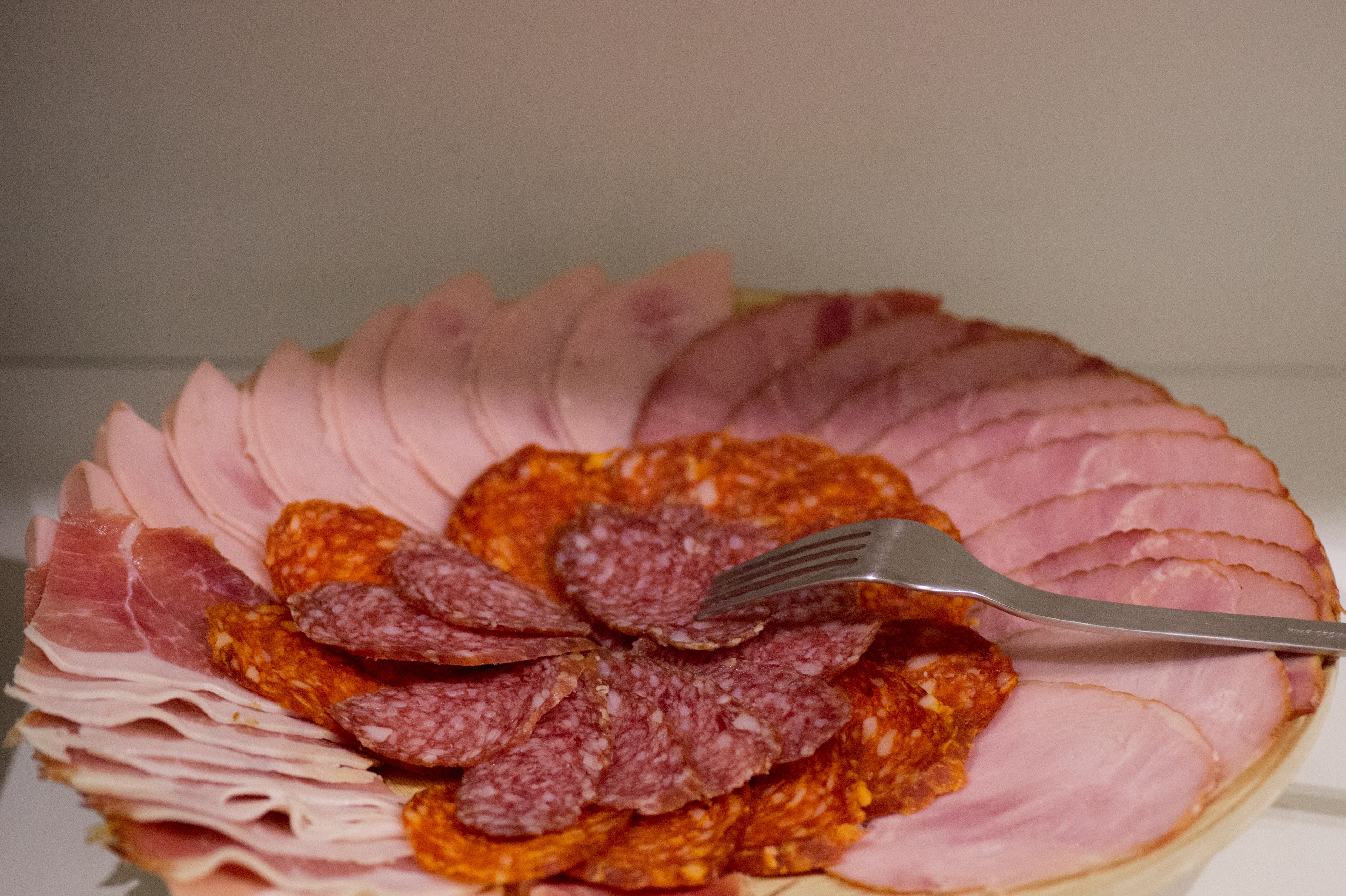 Un plato de carnes cortadas dispuestas en un círculo.