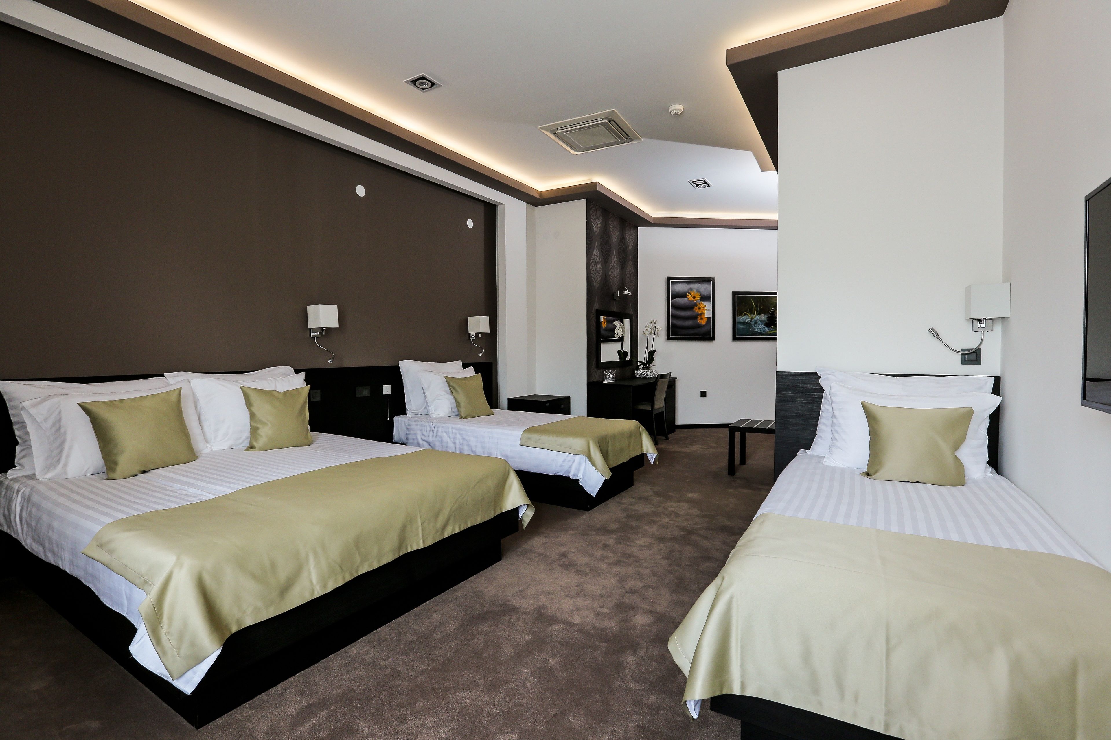 quadruple room | minibar, in-room safe, individually decorated, desk