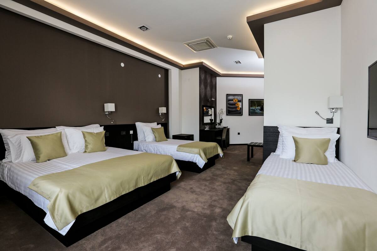 quadruple room | minibar, in-room safe, individually decorated, desk