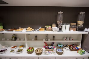 Café da manhã com buffet todos os dias mediante uma taxa