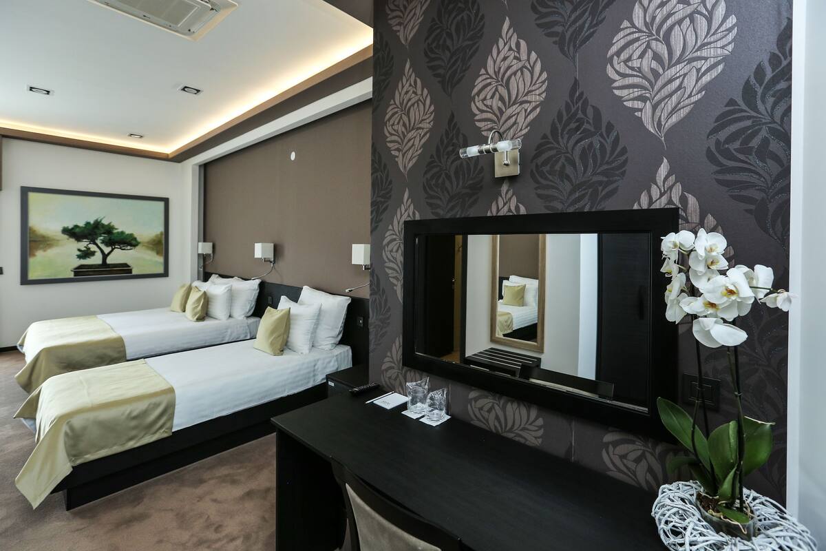 quadruple room | minibar, in-room safe, individually decorated, desk