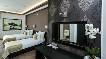 Quarto quádruplo | Frigobar, cofres nos quartos, individualmente decorados, escrivaninha