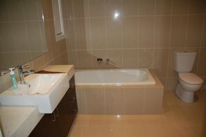 Apartment, 4 Bedrooms | Bathroom