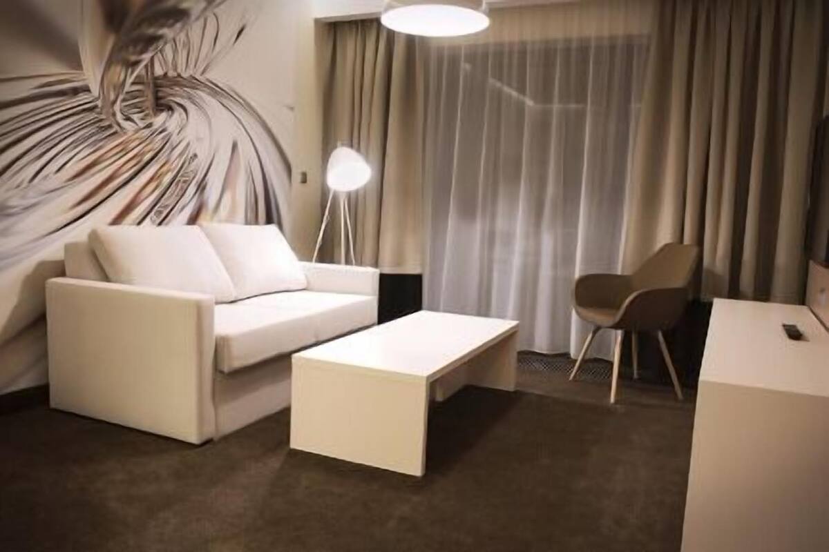 Appartamento Exclusive, 1 camera da letto, 2 bagni, vista città | Area soggiorno | TV a schermo piatto