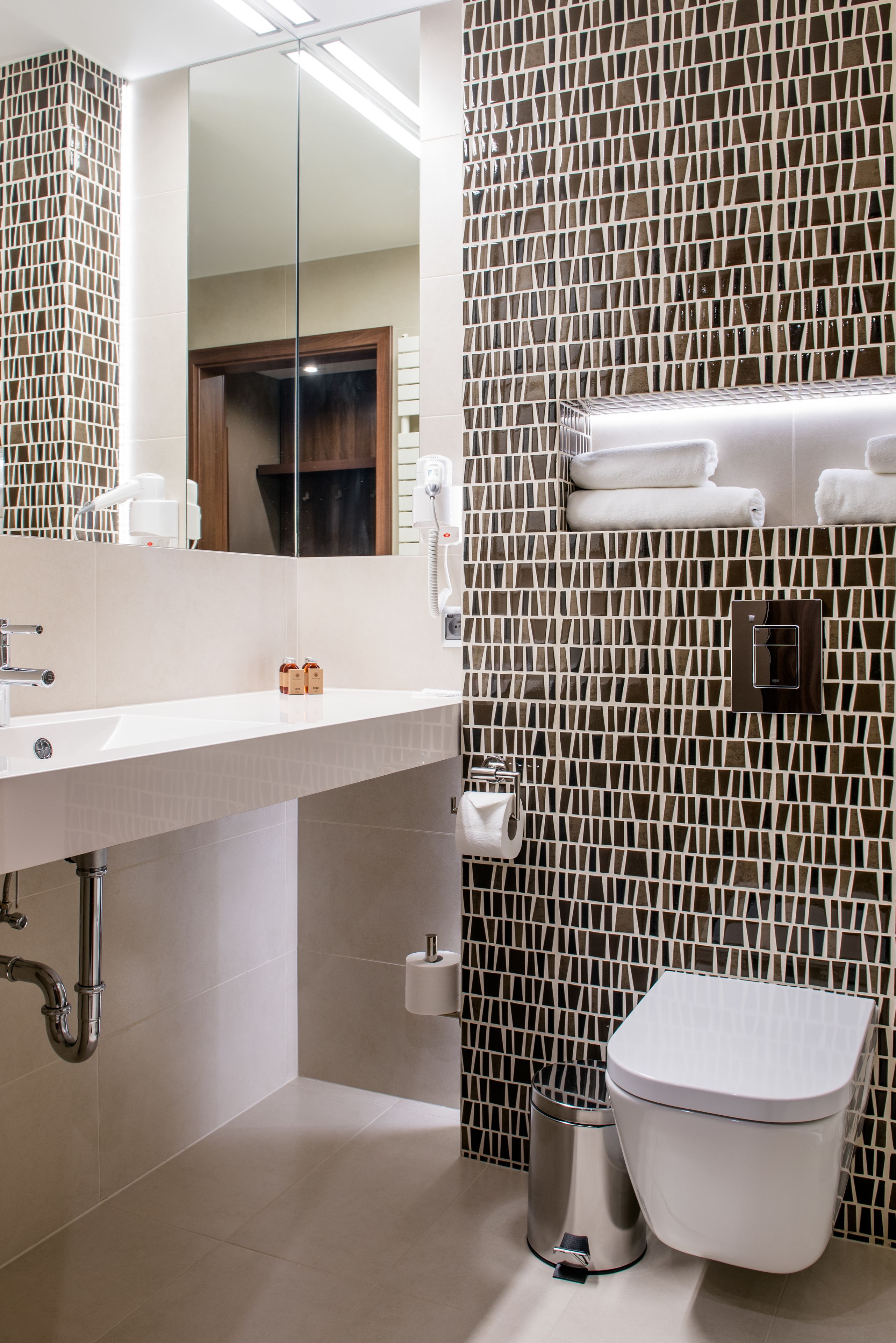 deluxe double room, 2 single beds, balcony | bathroom | free toiletries, hair dryer, towels