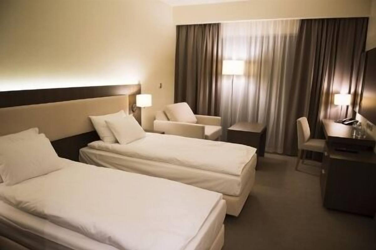 Biancheria da letto di alta qualità, una scrivania, postazione laptop
