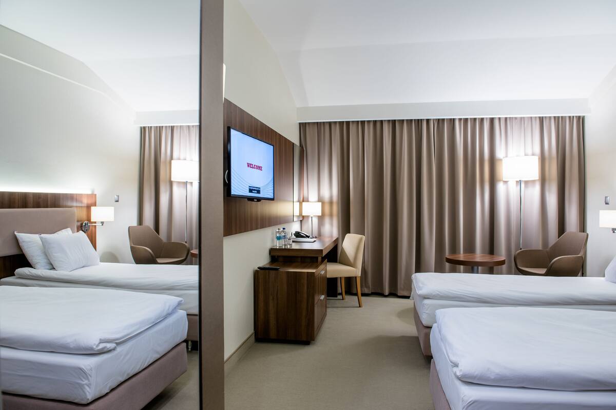 Biancheria da letto di alta qualità, una scrivania, postazione laptop