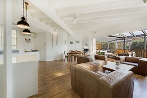 House, 4 Bedrooms | Living area