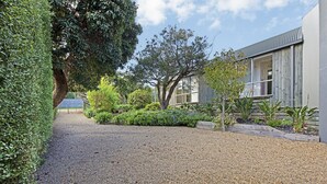 Unclassified image, 5 of 23, button - Beach Pearl (Portsea)