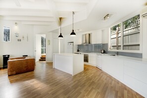 House, 4 Bedrooms | Private kitchen