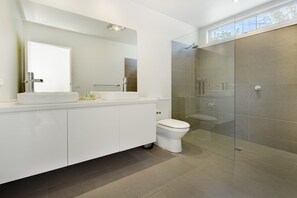 House, 4 Bedrooms | Bathroom