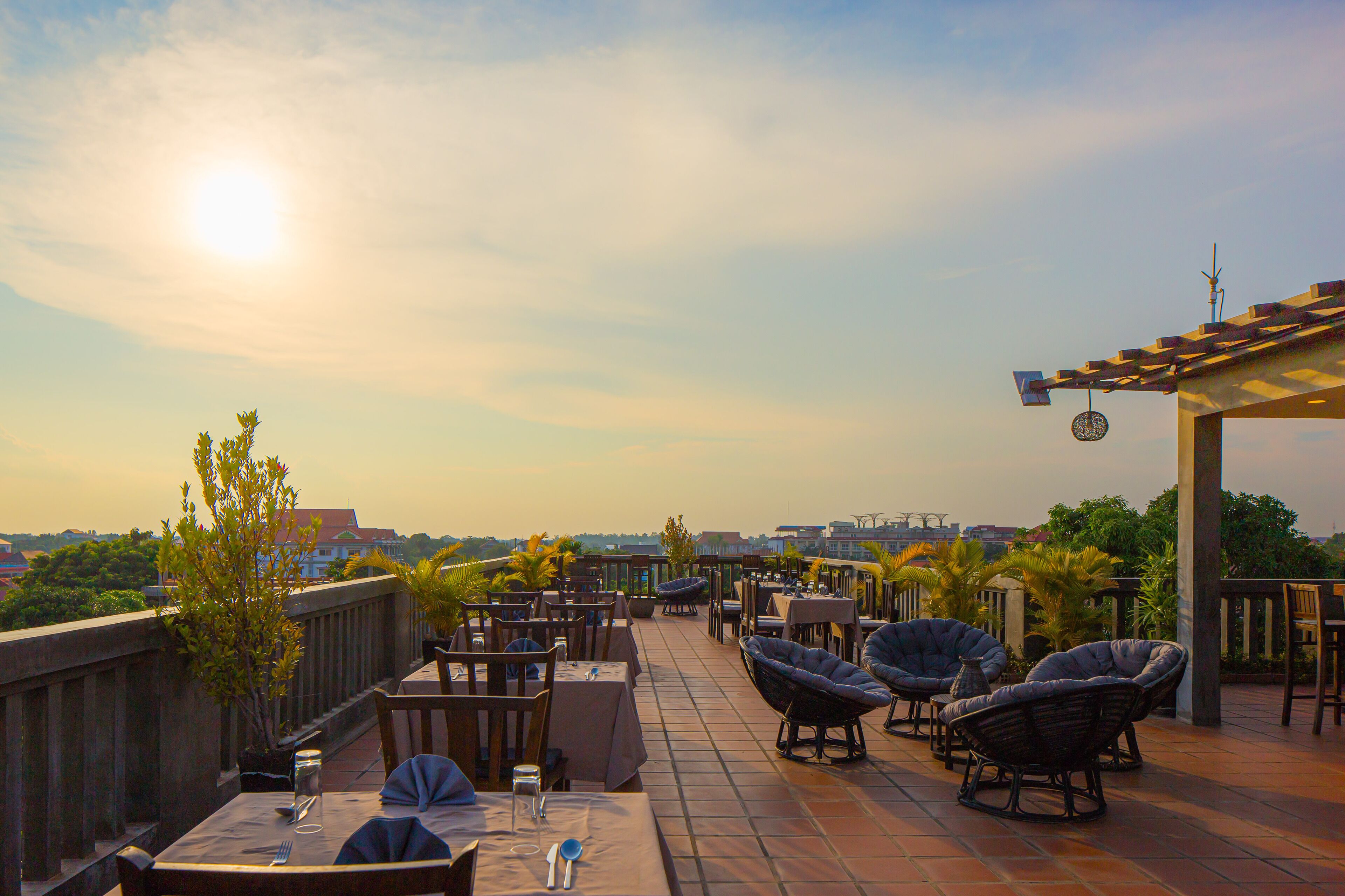 2 restaurants, breakfast, lunch served; local and international cuisine