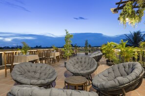 2 restaurants, serveren ontbijt, lokale en internationale gerechten