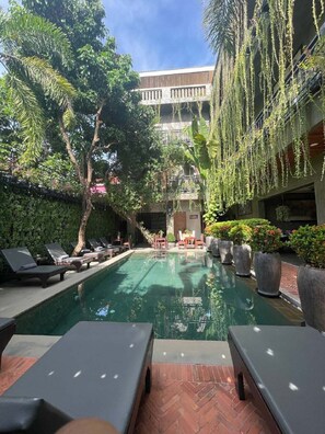 Een binnenzwembad, een buitenzwembad