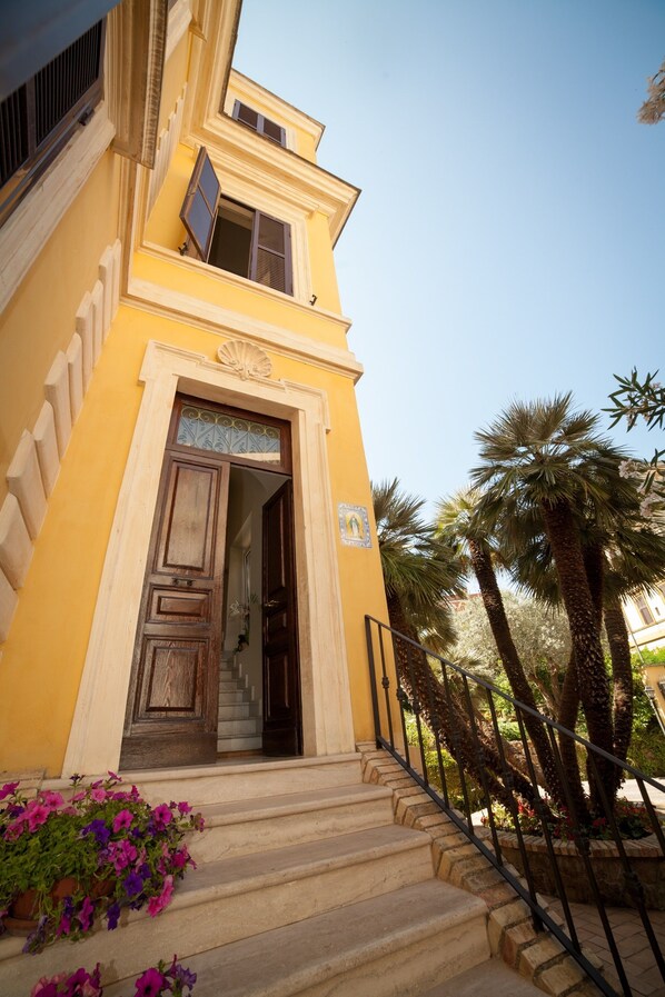 Property entrance - Villa Paganini B&B (Rome)