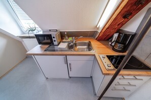 Basic Apartment, 1 Bedroom, Non Smoking, Kitchenette | Private kitchen | Fridge, electric kettle - MILCHHOF apartments (Aschaffenburg)