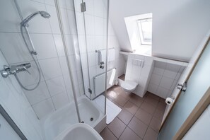 Classic Apartment, 1 Bedroom, Non Smoking, Kitchenette | Bathroom | Shower, hair dryer, towels - MILCHHOF apartments (Aschaffenburg)