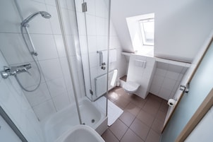 Apartamento clássico, 1 quarto, para não fumantes, cozinha americana | Banheiro | Chuveiro, secador de cabelo, toalhas de banho 