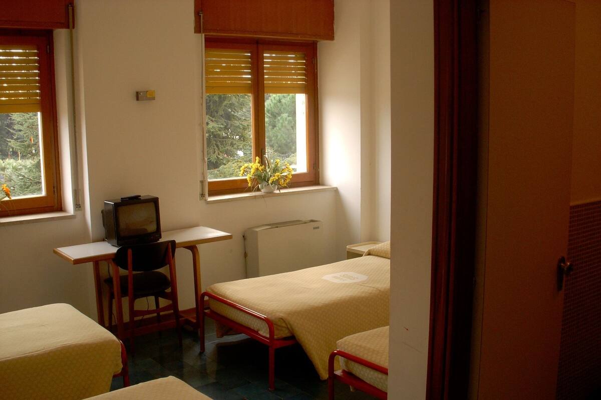 Vierbettzimmer | Schreibtisch, Bügeleisen/Bügelbrett, Babybetten, kostenloses WLAN