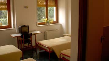 Vierbettzimmer | Schreibtisch, Bügeleisen/Bügelbrett, Babybetten, kostenloses WLAN