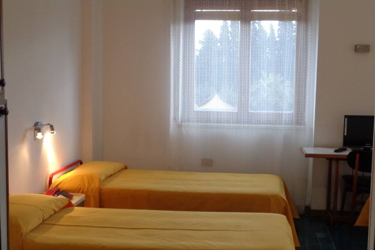 Doppel- oder Zweibettzimmer, Gartenblick | Schreibtisch, Bügeleisen/Bügelbrett, Babybetten, kostenloses WLAN