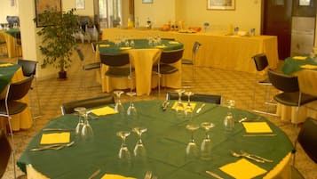 Free daily buffet breakfast