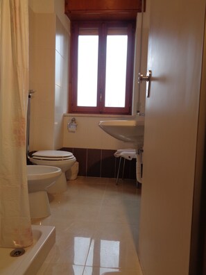 Dusche, kostenlose Toilettenartikel, Haartrockner, Handtücher