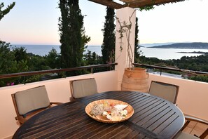 Dining - Plane Tree Villa (Ermionida)