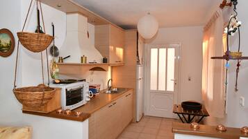 Vila, 4 kamar tidur, pemandangan laut | Dapur pribadi | Lemari es besar, oven, kompor, dan mesin pencuci piring