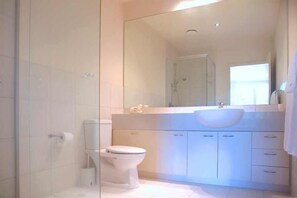 Apartment, 3 Bedrooms | Bathroom | Shower, towels - Koonya by the Bay (Sorrento)