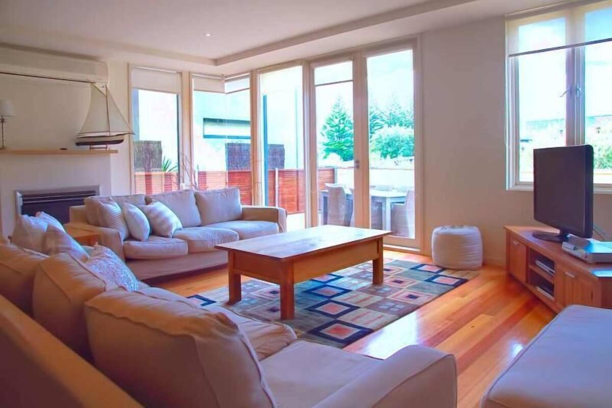 Departamento, 3 habitaciones | Sala de estar | Televisión