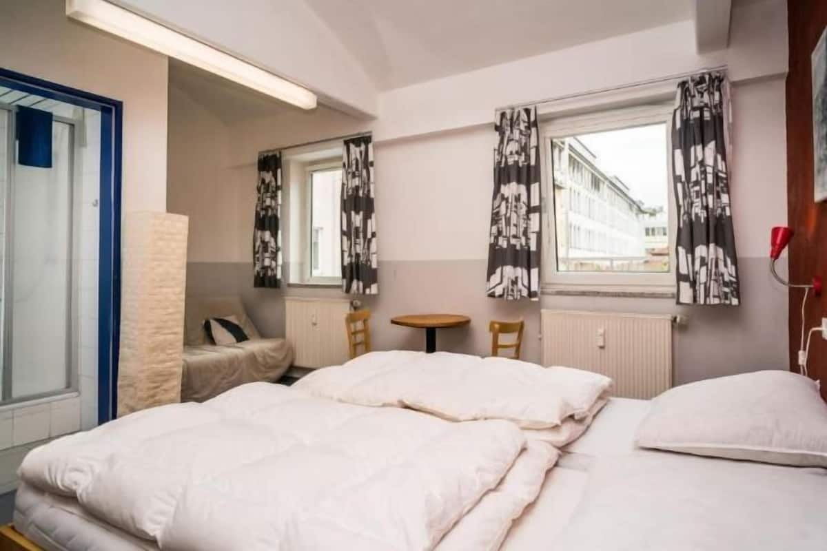 Quartos à prova de som, Wi-Fi de cortesia, roupa de cama
