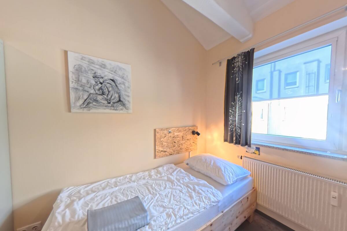 Dormitorio compartido, solo para mujeres, baño privado (1 bed in 4-bed room) | Sistema de insonorización, wifi gratis, ropa de cama