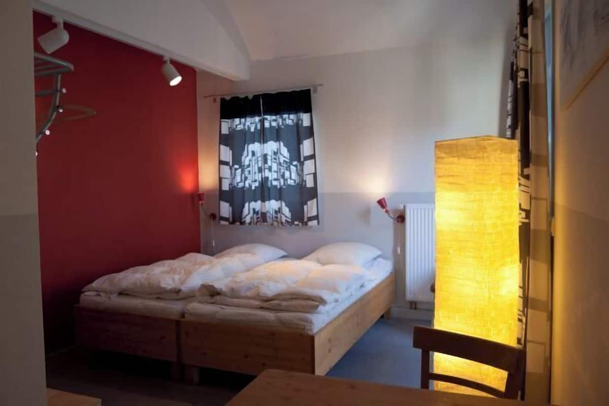 Quartos à prova de som, Wi-Fi de cortesia, roupa de cama