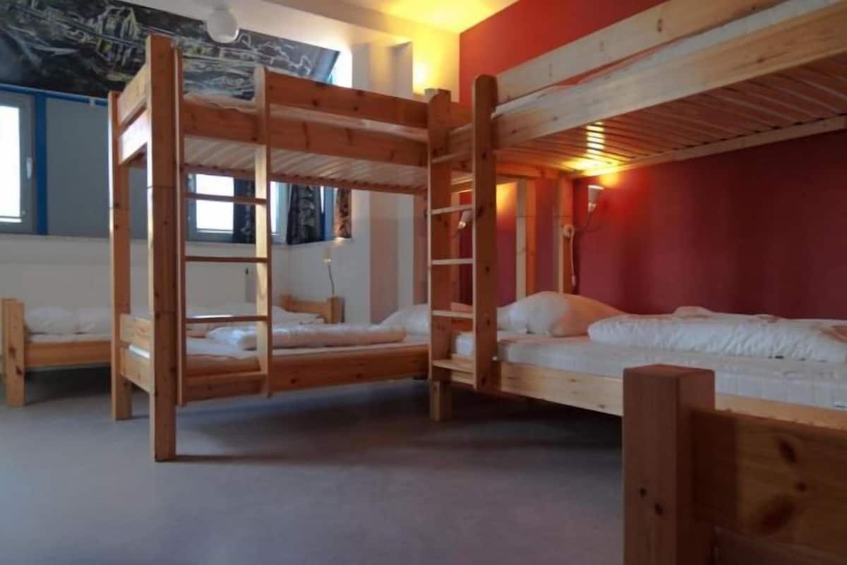 Soundproofing, free WiFi, bed sheets