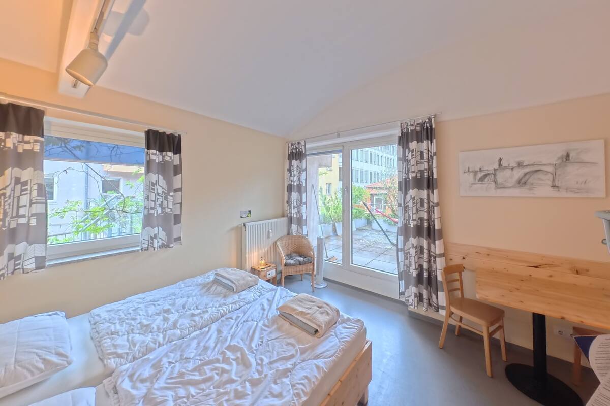 Estudio, patio | Sistema de insonorización, wifi gratis, ropa de cama