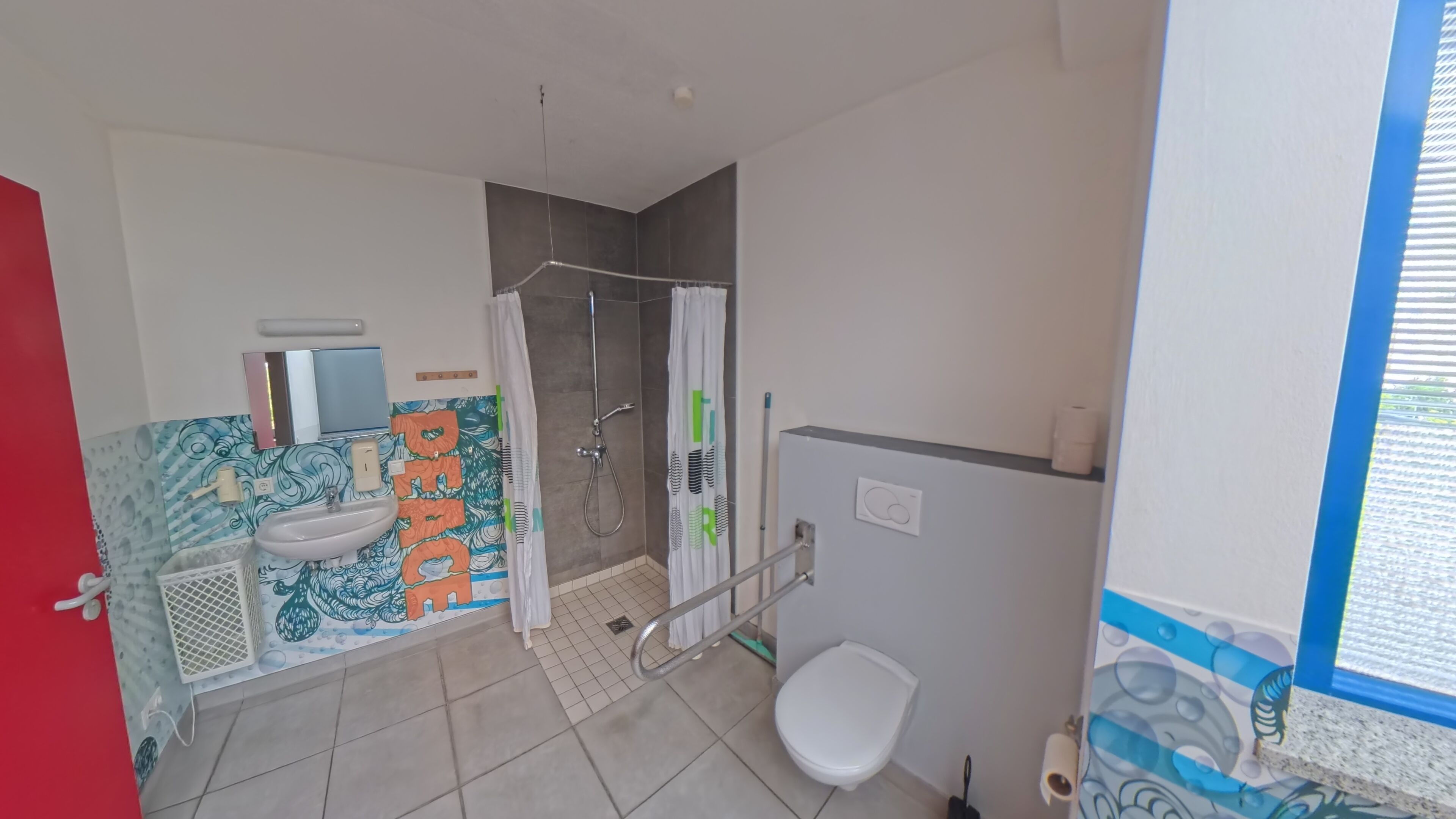 Un baño con ducha, inodoro y lavabo.