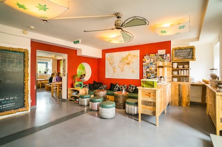 Bar en el lobby. Babelfish Hostel