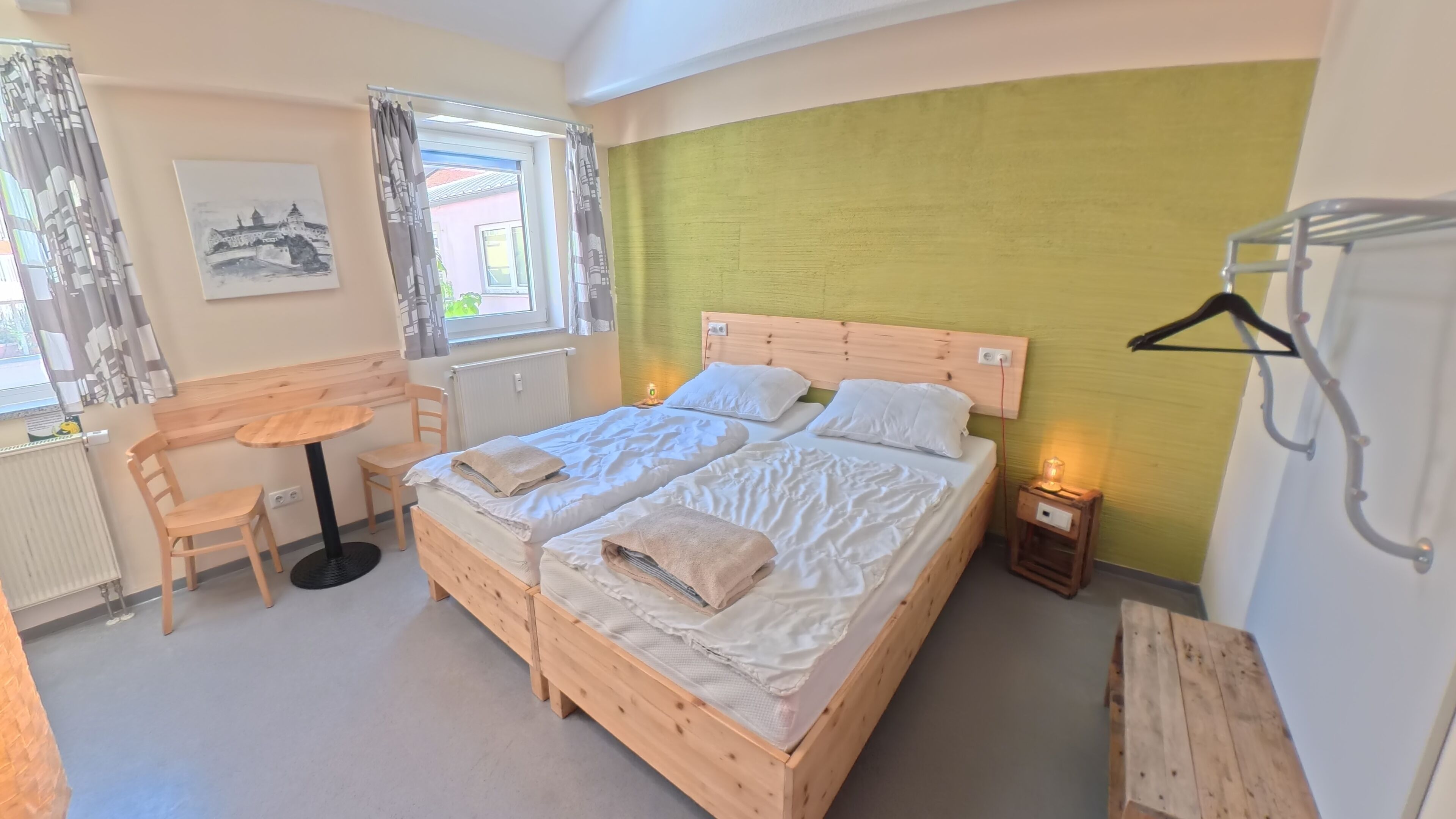 Una habitación con una cama, una mesa y una silla.